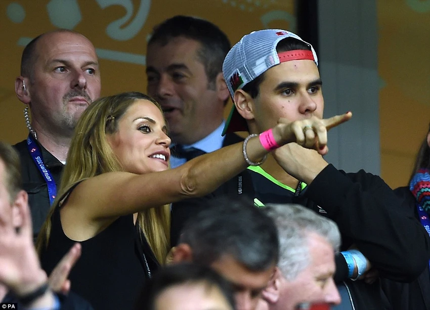 Vợ của huấn luyện viên Chris Coleman, người đẹp Charlotte Jackson và con trai đến sân ủng hộ chồng 